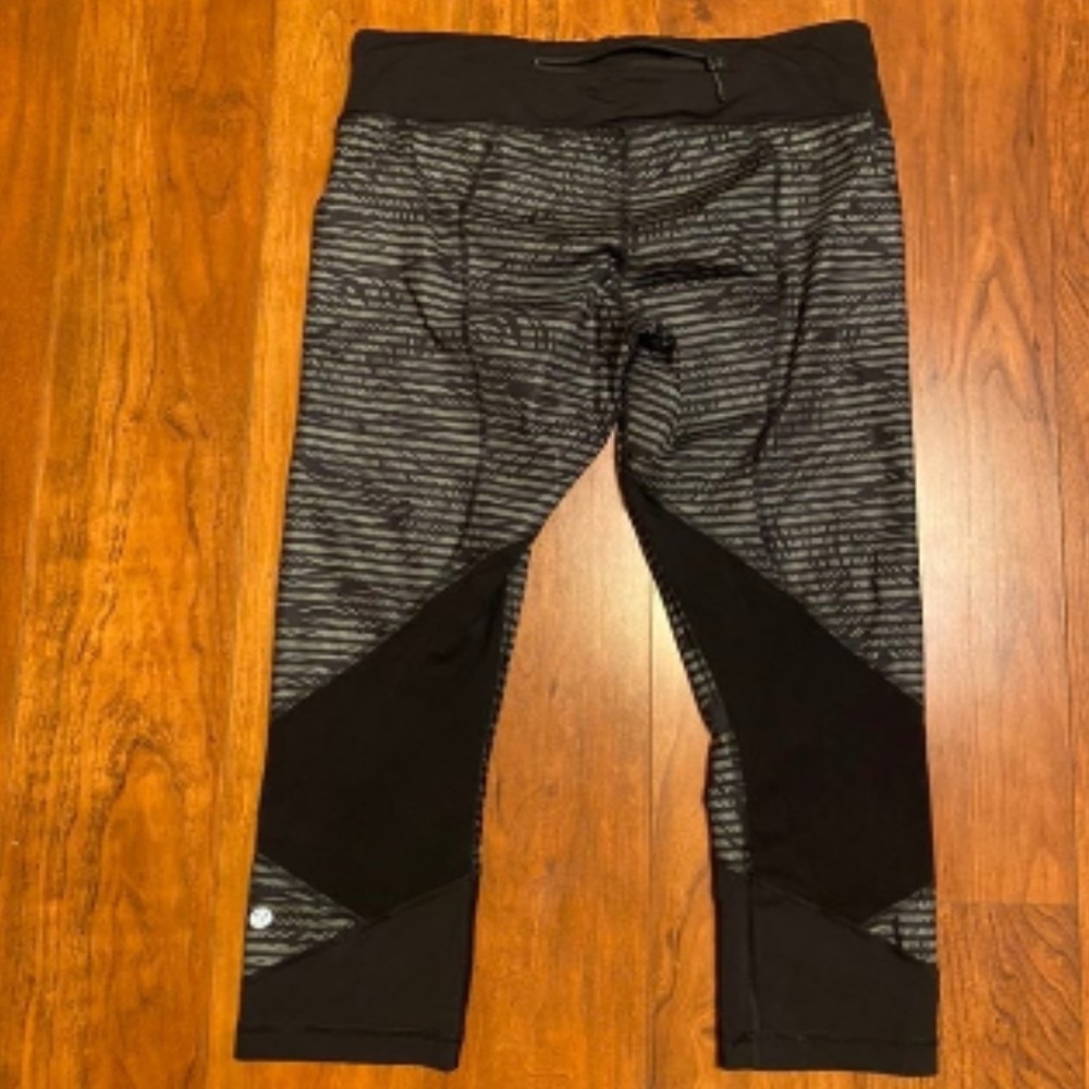 Lululemon Feather Print Crops - image 4